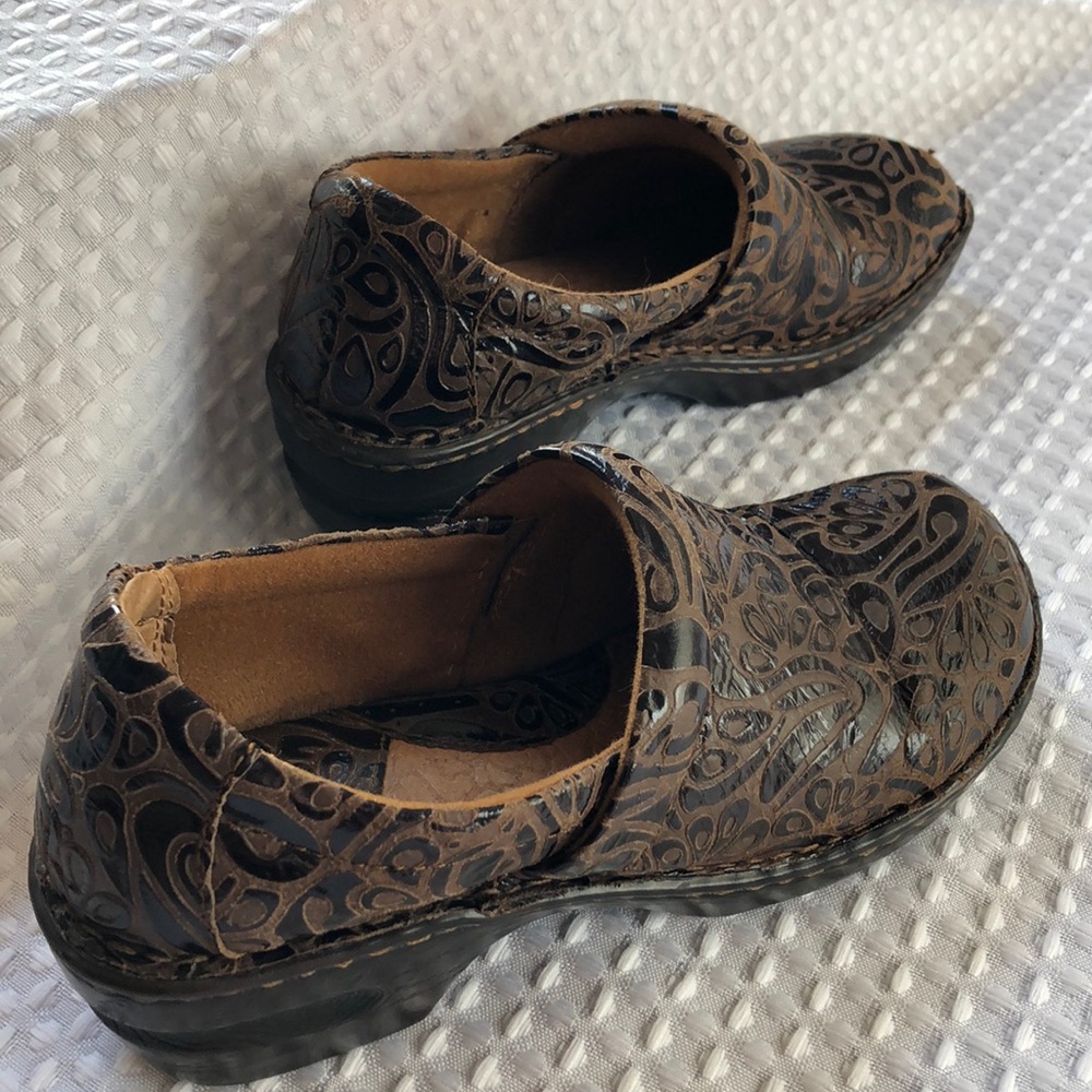 b.ø.c. Peggy Slip-On Embossed Clog - Picture 2 of 16